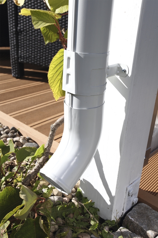 Skanholz_Metall-Regenrinne_Detail_Ablaufrohr_weiss56db39a2169a1