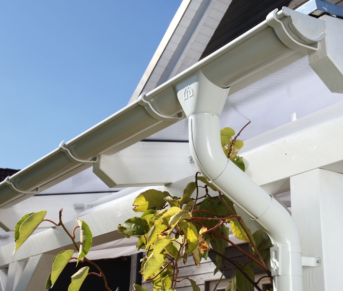 Skanholz_Metall-Regenrinne_weiss56db2bf3a779c Skan Holz Metall-Regenrinnen-Set 541 cm Länge, weiß